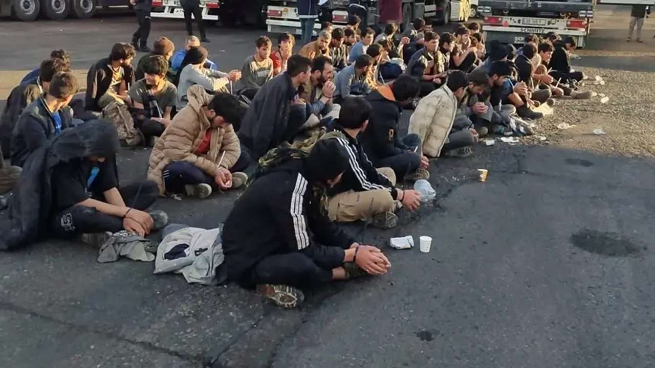 Rize'de kaçaklara göz açtırılmıyor! Tır dorsesinde 57 kişi!