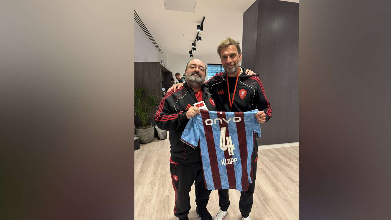 Trabzonspor’un eski yöneticisi Nevzat Aydın, Klopp ile buluştu! Bordo-mavili forma hediye etti