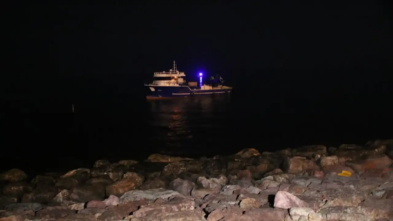 Rize’de balıkçı motoru karaya oturdu: Ekipler sevk edildi