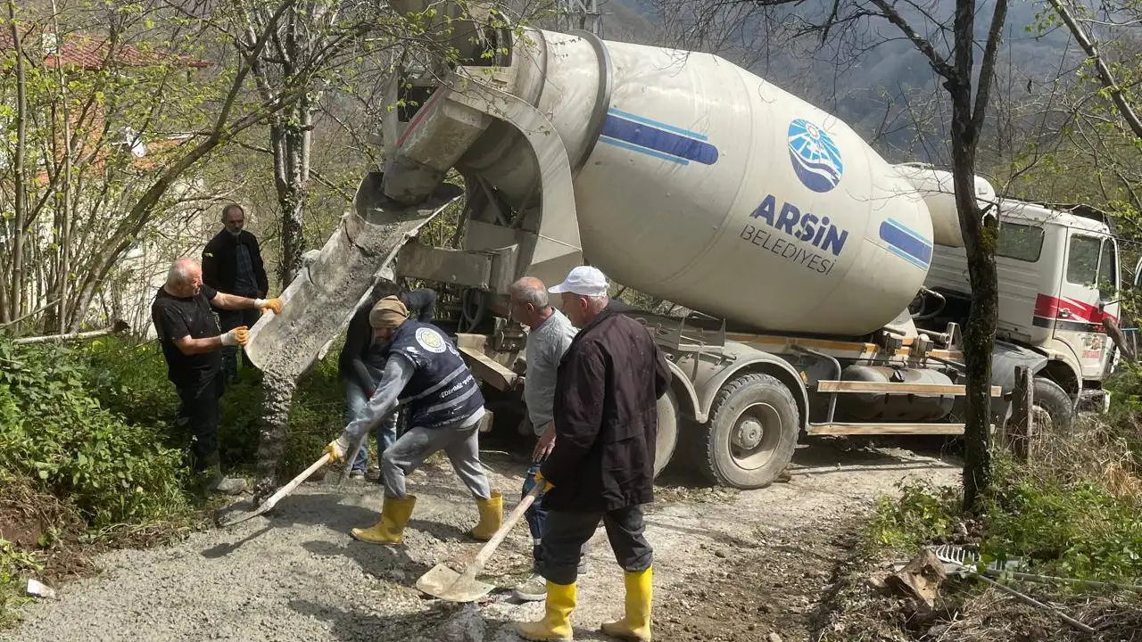 Arsin Belediyesi sahada: Yol ve altyapı çalışmaları sürüyor