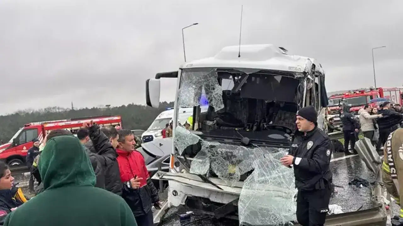 İstanbul’da polis servisi kaza yaptı: 1 şehit, 16 yaralı
