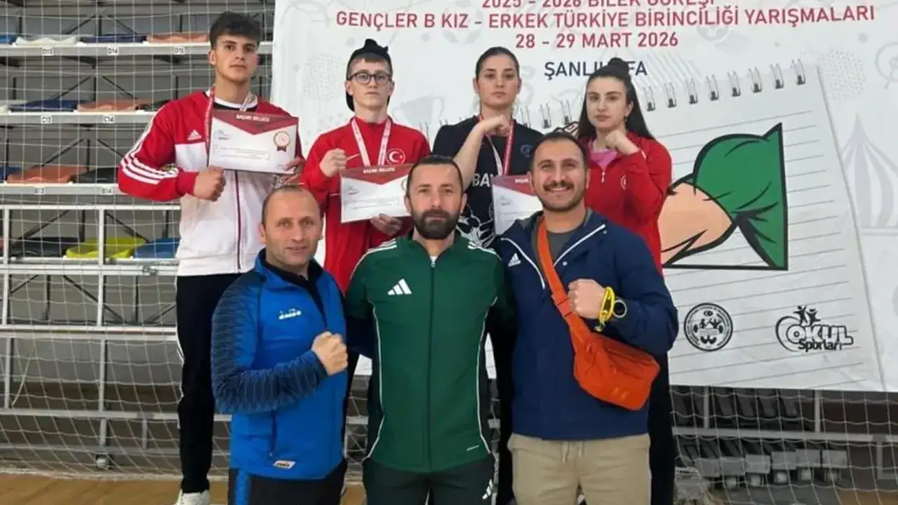 Bayburtlu öğrenciler bilek güreşinde Türkiye dereceleri elde etti