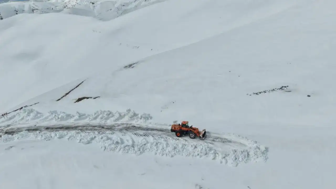 Bilbilan Yaylası’nda 2 metrelik kar manzarası büyüledi