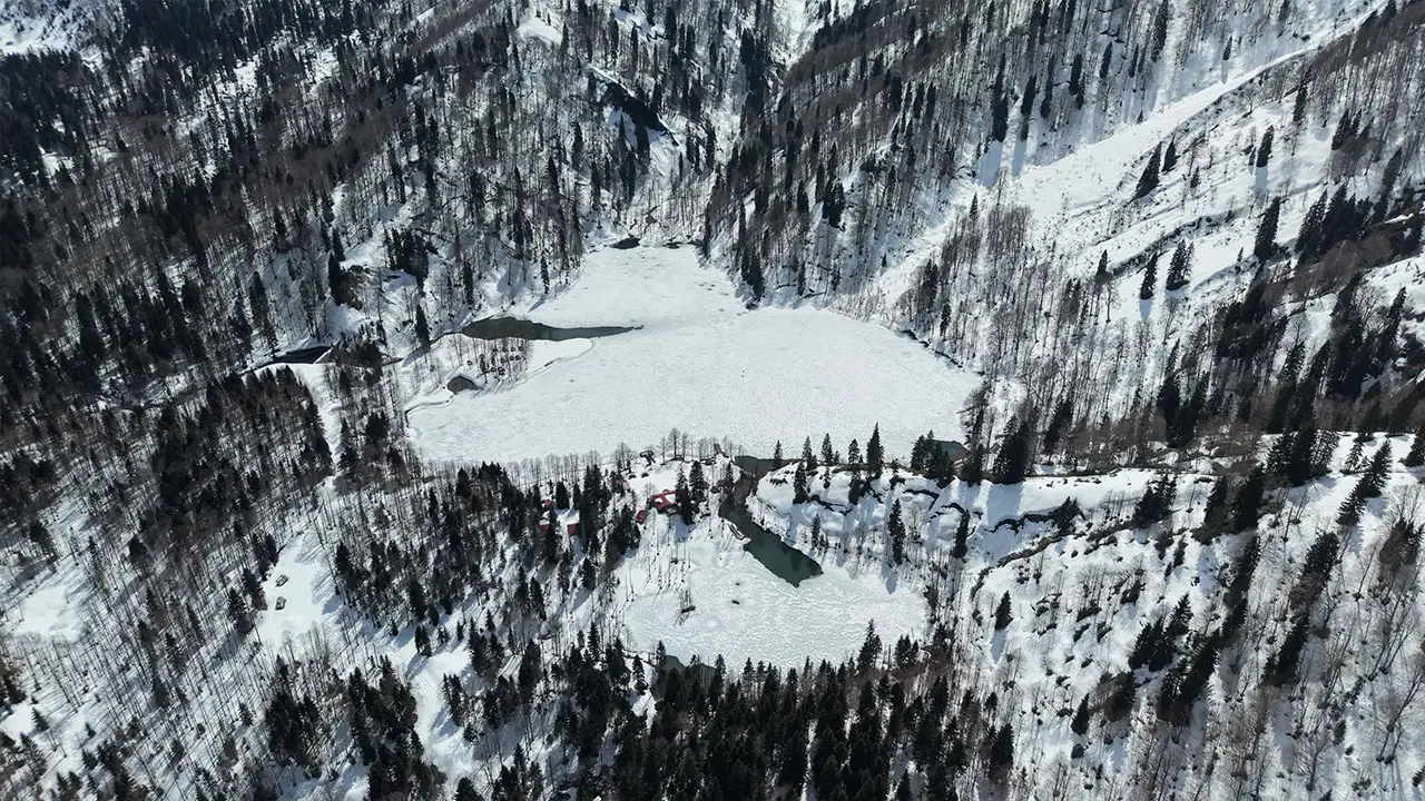 Artvin’de Karagöl buz tuttu: Beyaza büründü