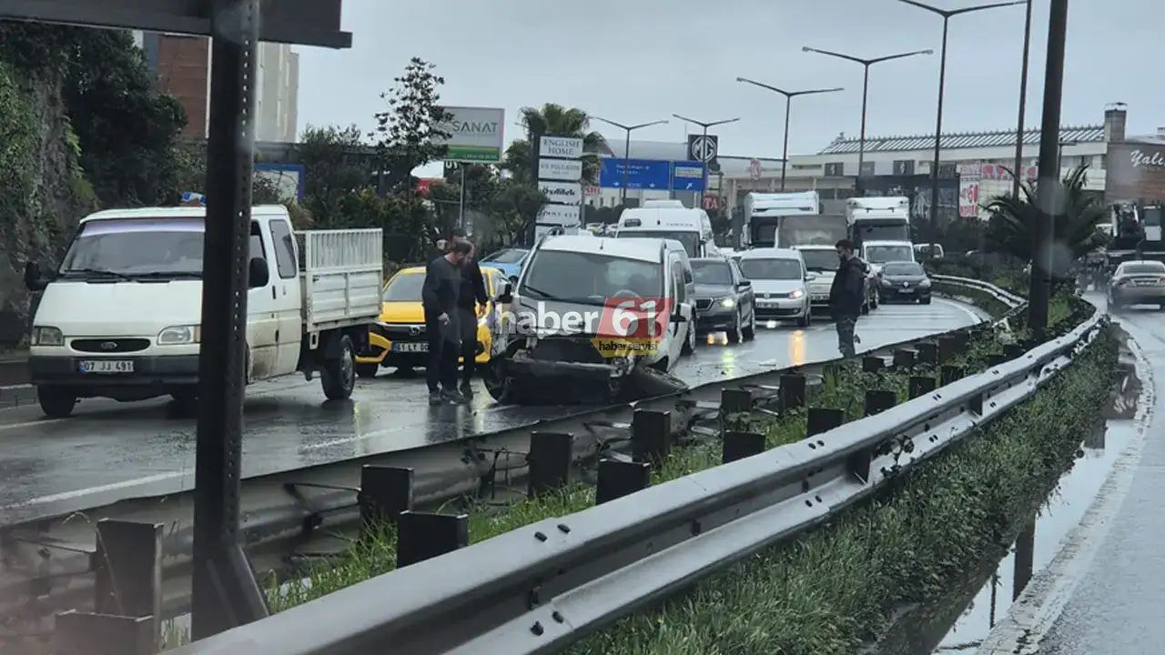 Trabzon’da yağış kazayı getirdi: Araç refüje çarptı