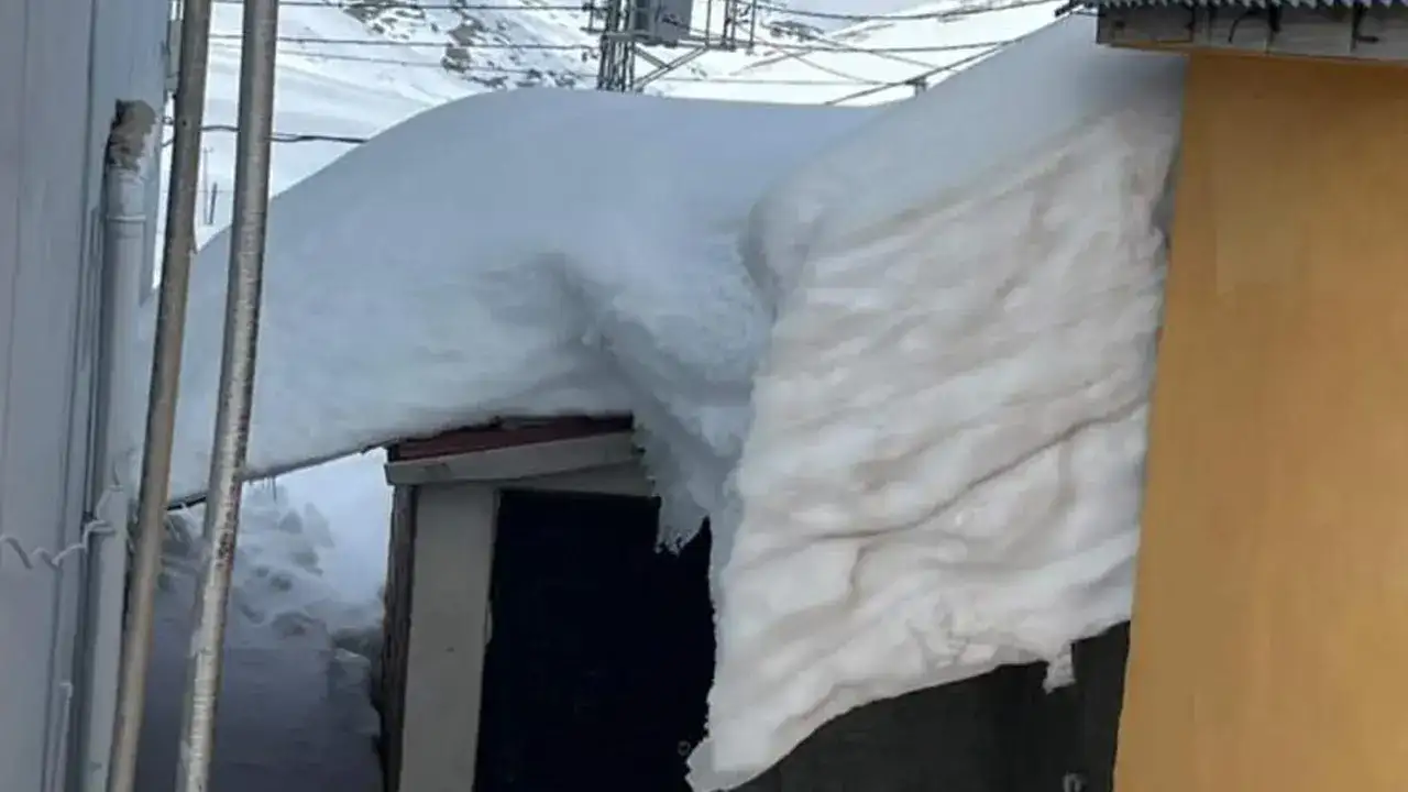 Gümüşhane’de bahar, yaylada kış: Kar evleri aştı