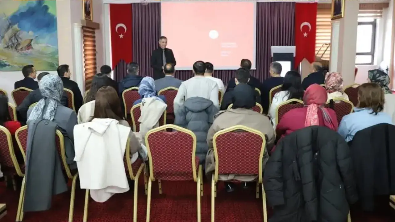 Bayburt’ta aday öğretmenler için uyum semineri başladı