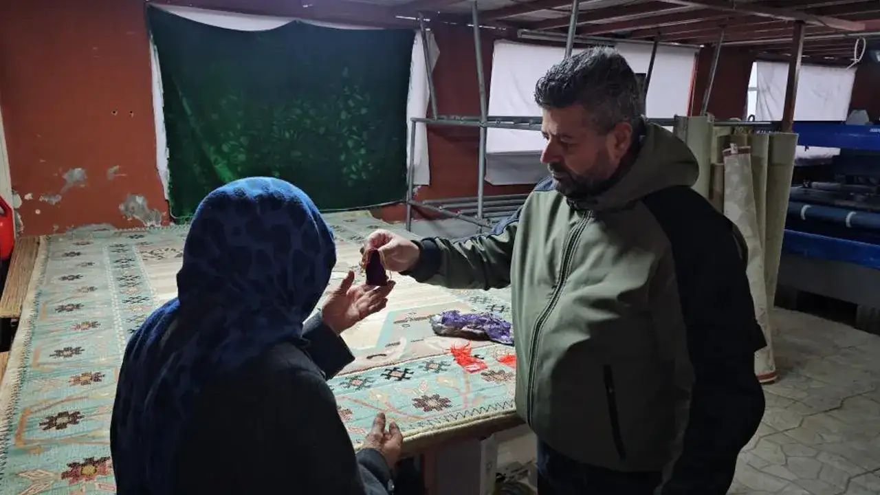 Zonguldak’ta halıdan çıkan altınlar sahibine eksiksiz teslim edildi