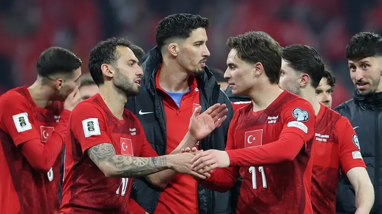 A Milli Takım oteline iki ayrı noktadan havai fişek saldırısı