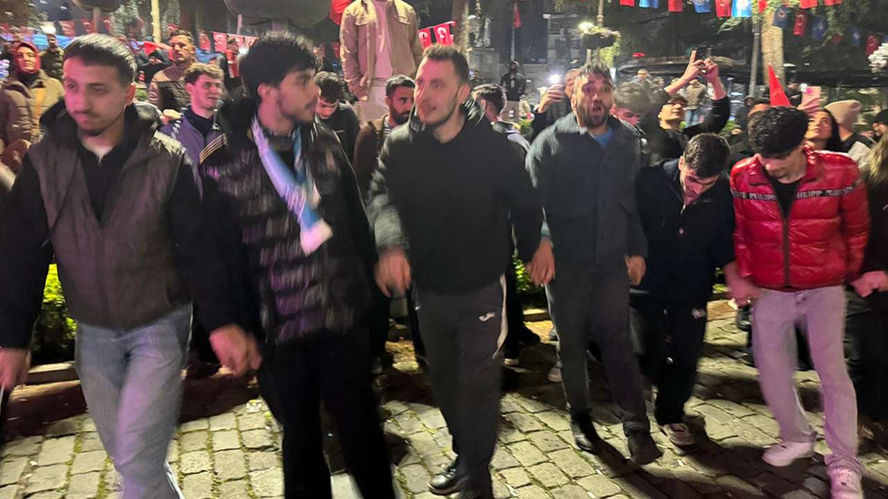 Trabzon Meydanı’nda milli gurur: Dünya kupası bileti Horonlarla kutlandı