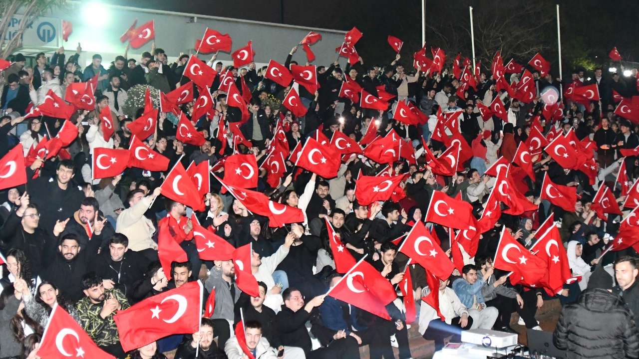 KTÜ'de Milli Takım heyecanı: Öğrenciler dev ekranda omuz omuza verdi