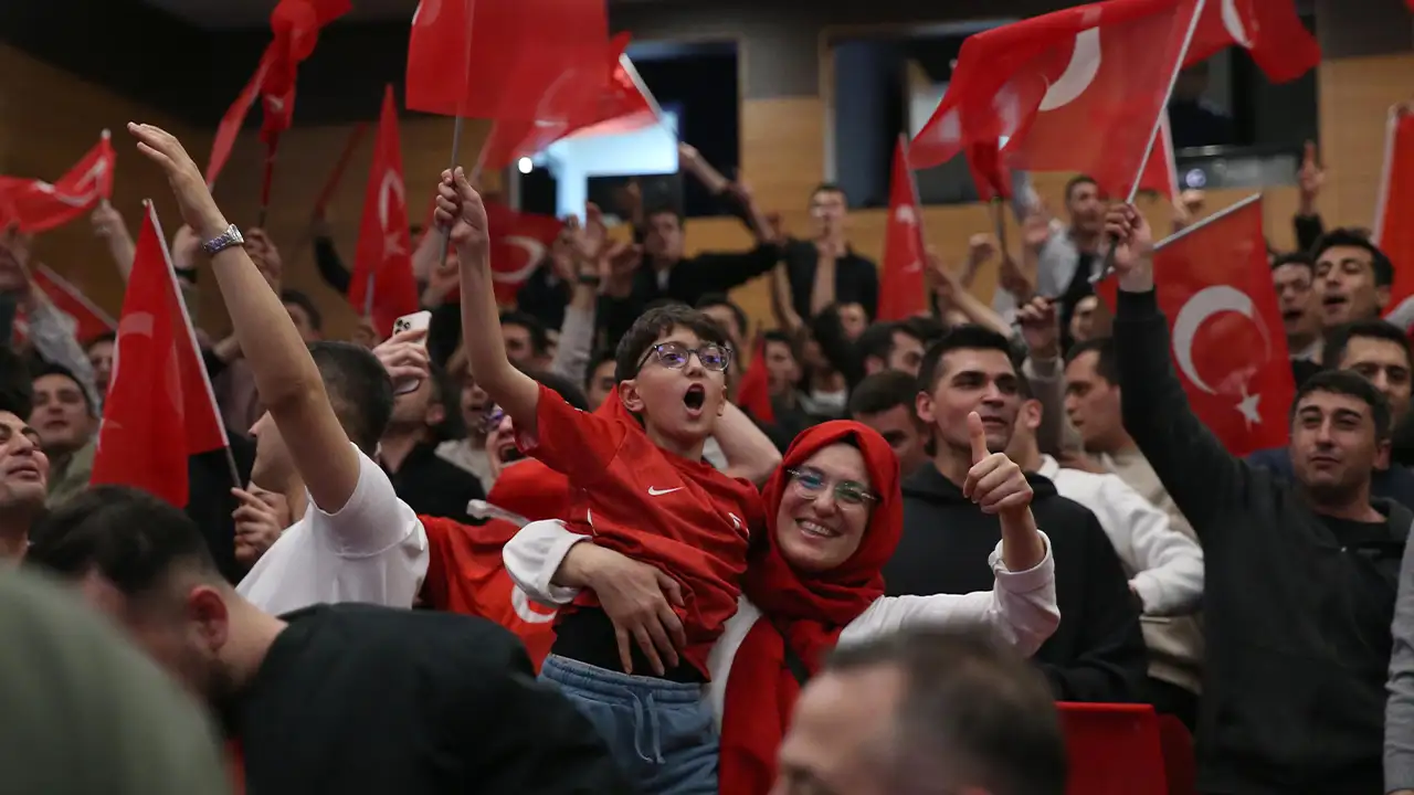 Karadeniz’de milli coşku: Türkiye’nin galibiyeti meydanlarda kutlandı
