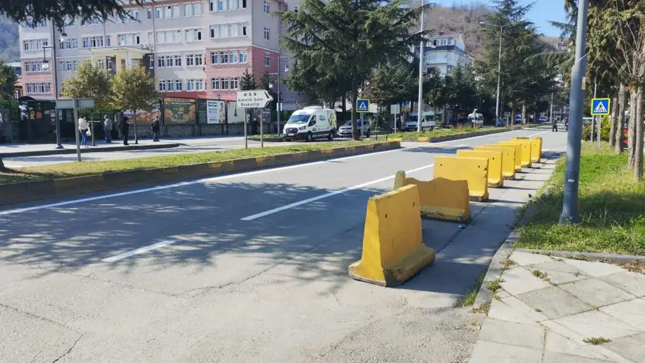 Araklı’da 15 Temmuz darbe girişiminden kalan bloklar trafiği kilitliyor