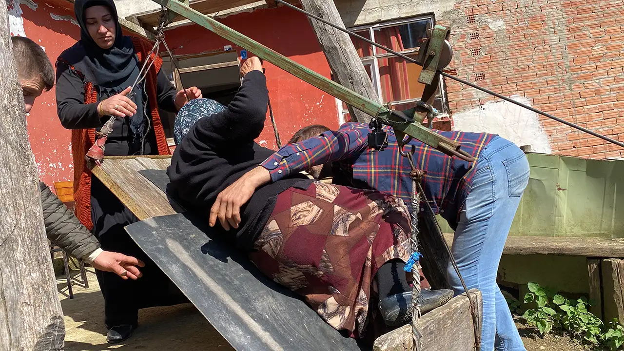Rize’de 82 yaşındaki kadın 180 metrelik teleferikle evine ulaşıyor