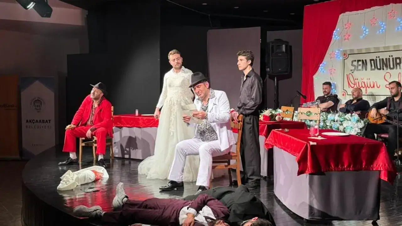 Akçaabat’ta tiyatro günleri görkemli finalle tamamlandı