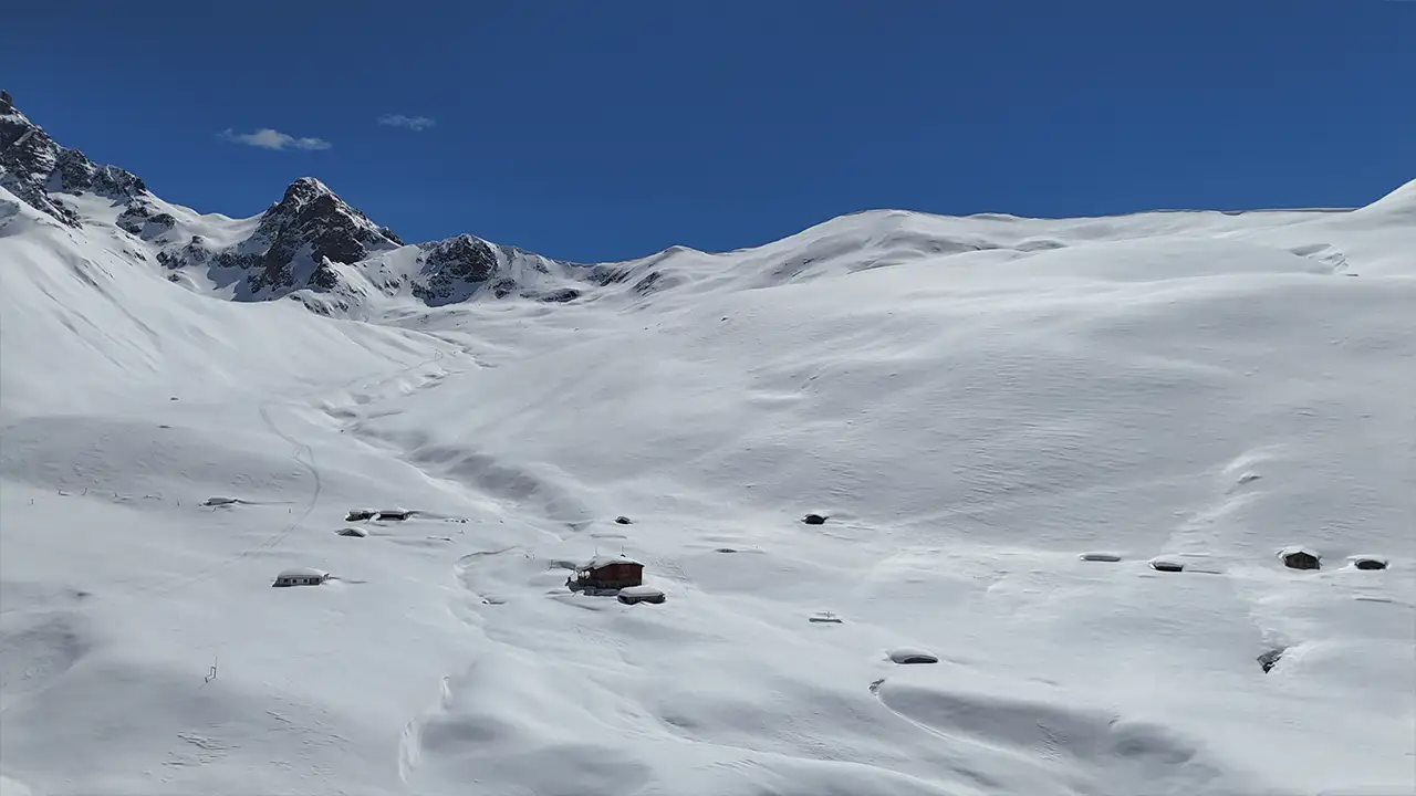 Rize Çamlıhemşin’de 3 metreyi aşan kar yaylayı kapladı