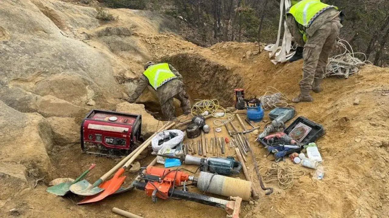 Gümüşhane Şiran’da kaçak kazıya suçüstü: 3 kişi yakalandı