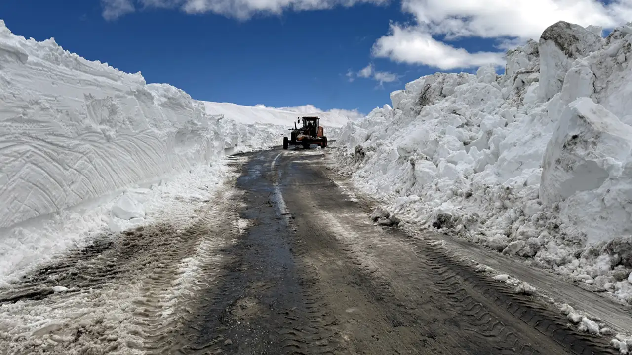 Ardahan’da 4 metrelik kar aşıldı: Yol yeniden açılıyor