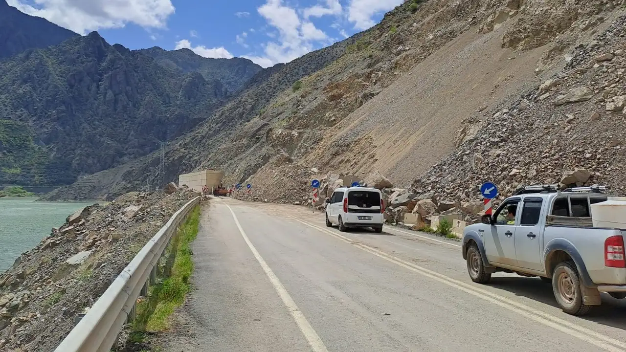 Artvin dahil birçok yolda çalışma: Sürücülere dikkat uyarısı