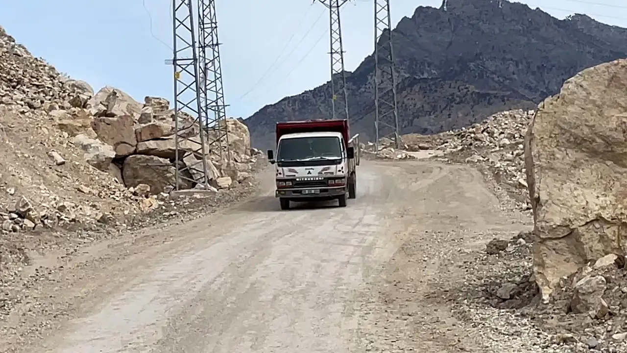 Artvin’de uçurum kenarında direksiyon: Sürücüler zorlanıyor