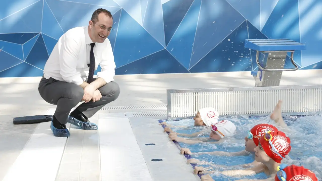 Akçaabat’ta yüzme kursuna yoğun ilgi: Başkan Ekim ziyaret etti