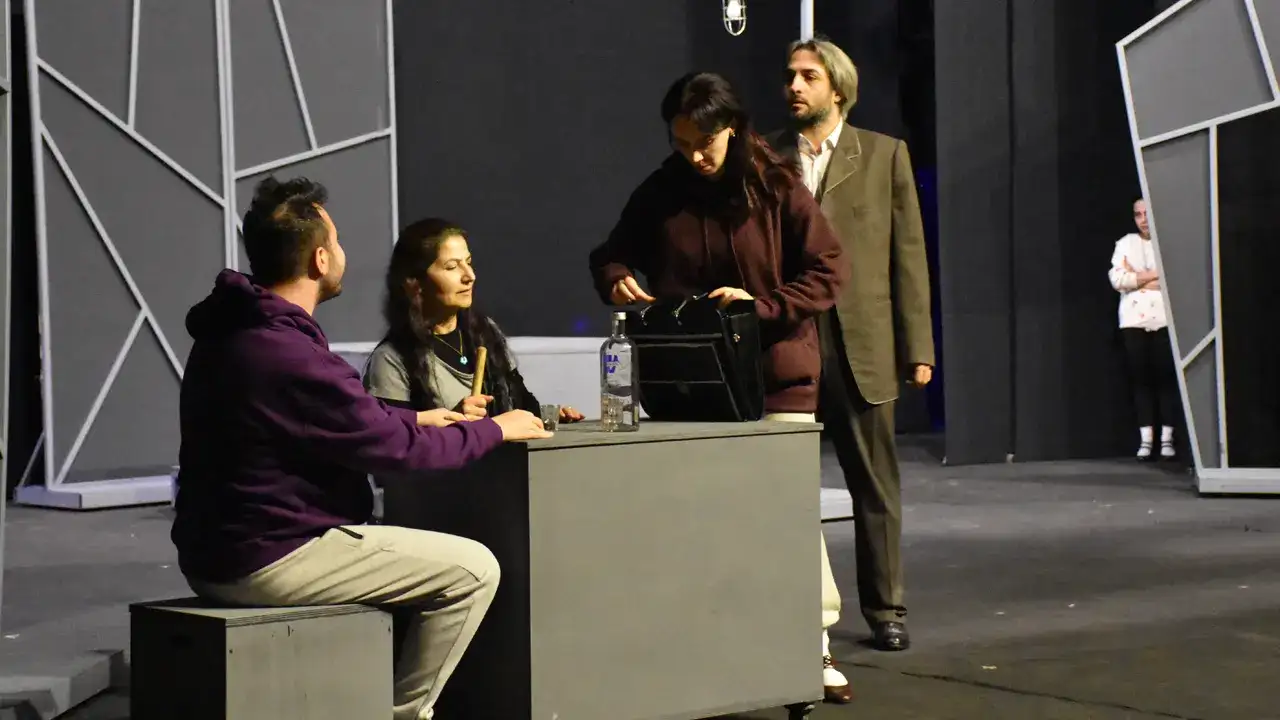 Trabzon’da tiyatroseverler sahne arkasını keşfetti