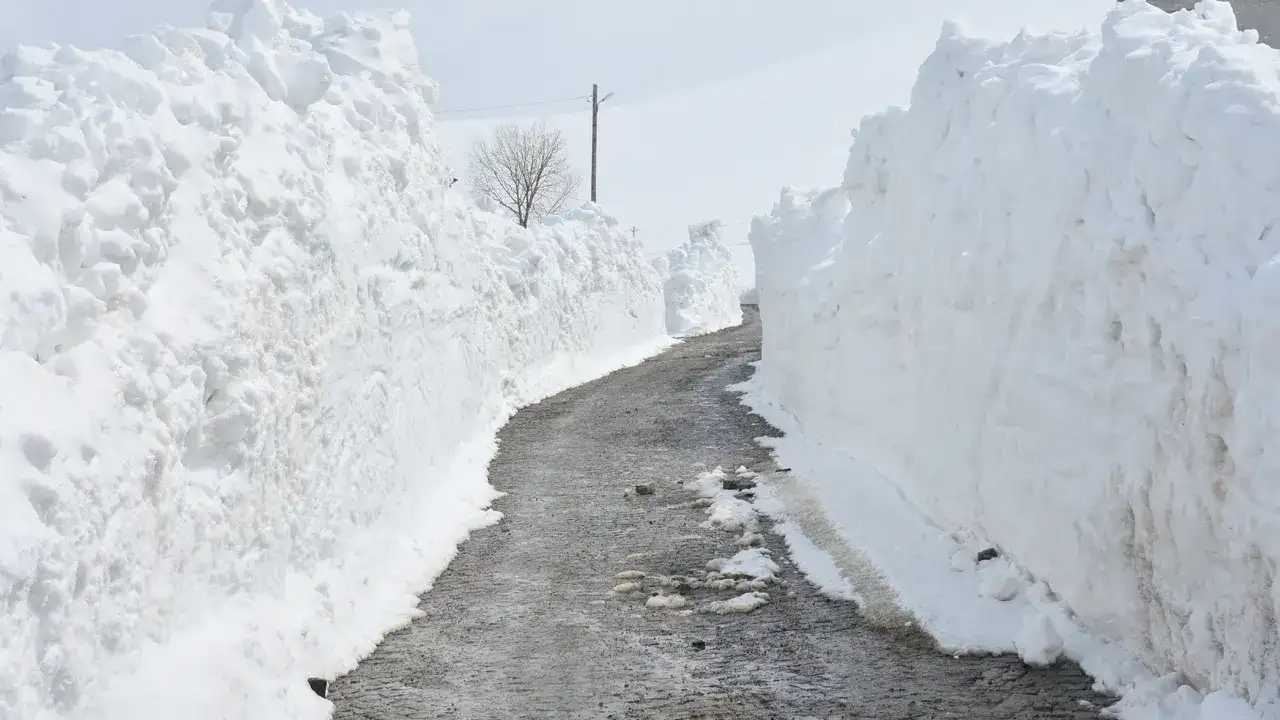Gümüşhane’de Nisan ayında karla mücadele sürüyor