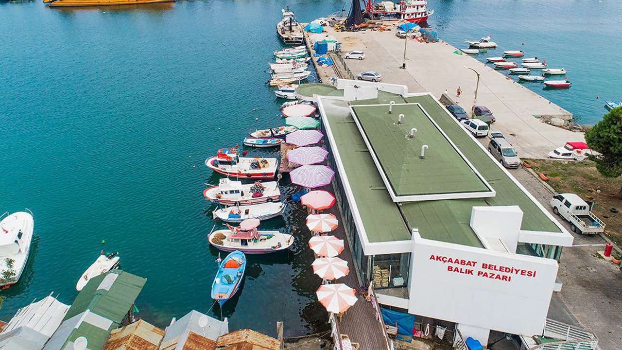 Akçaabat’ta balıkhane tartışması! Emre Köroğlu’ndan Ekim’e tepki