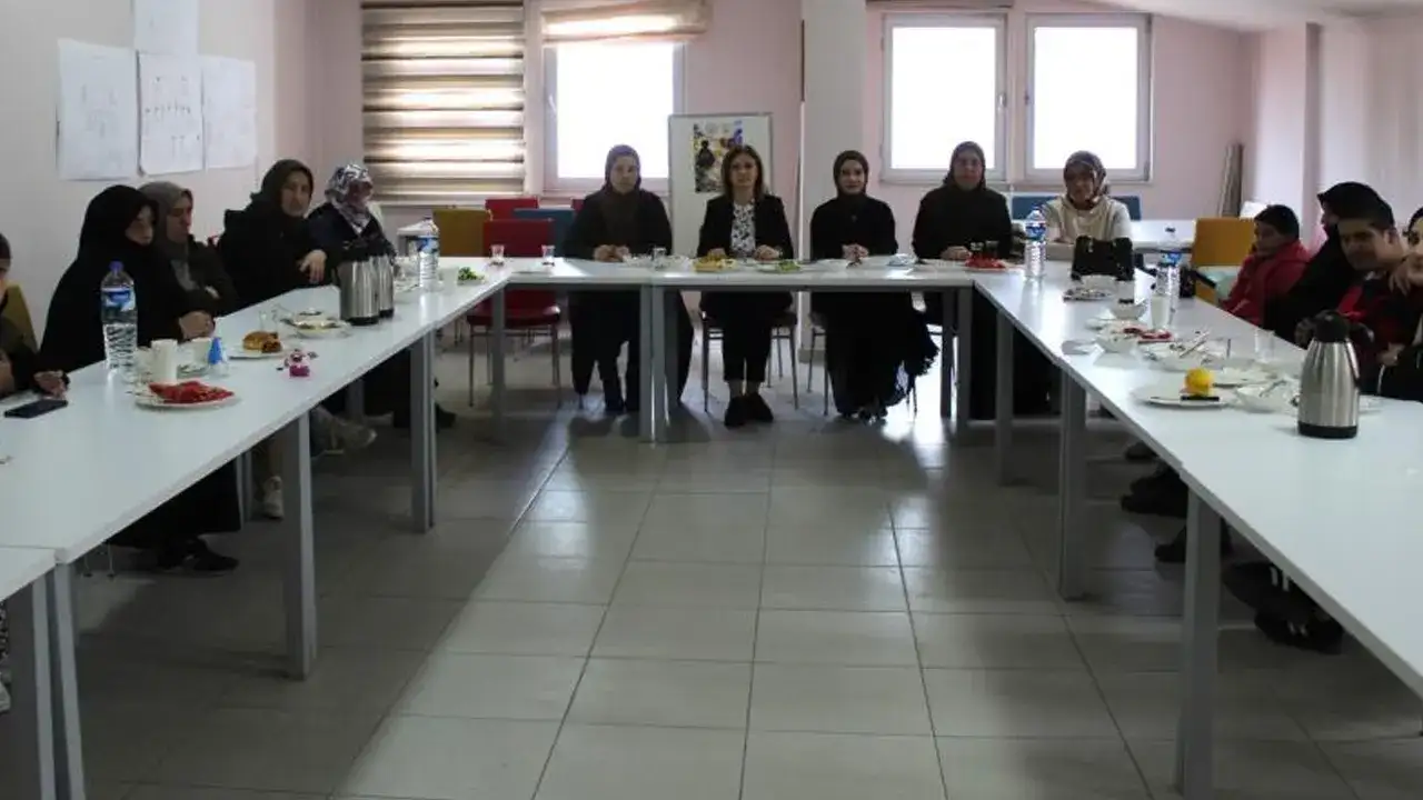 Bayburt’ta otizmli çocukların annelerine ergenlik eğitimi