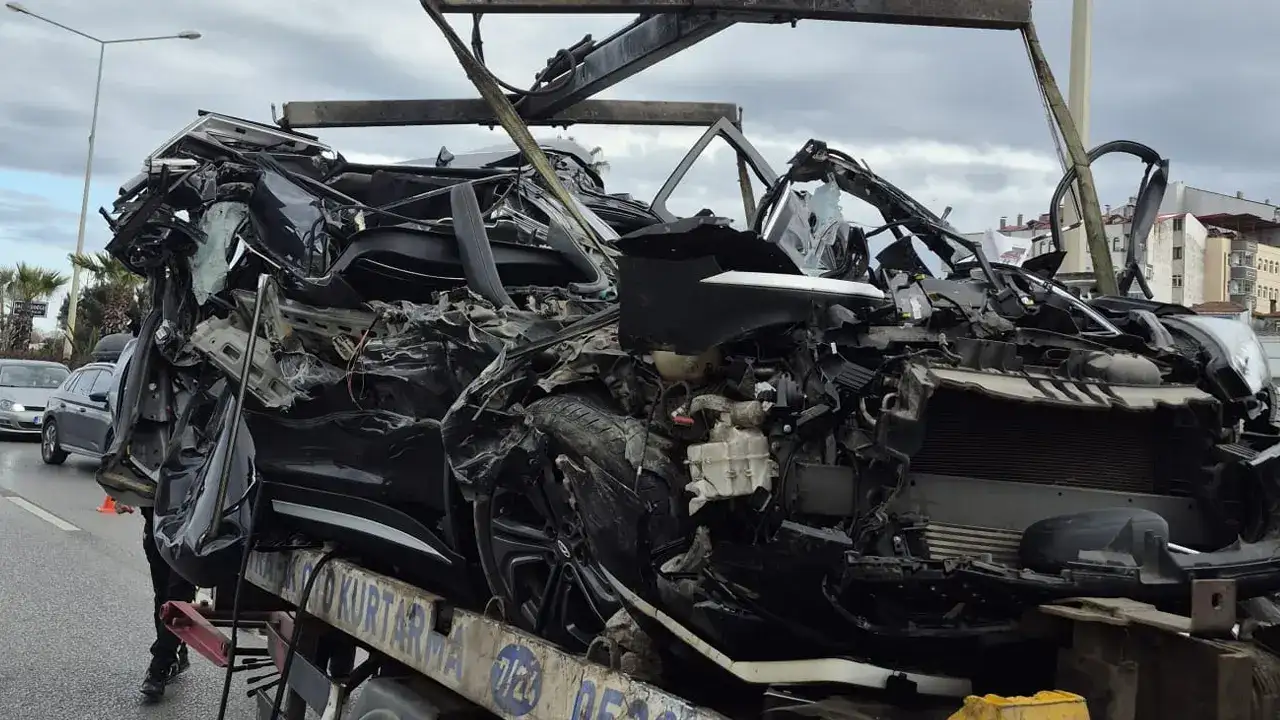 Trabzon'da feci kaza: Makas atan araç hurdaya döndü