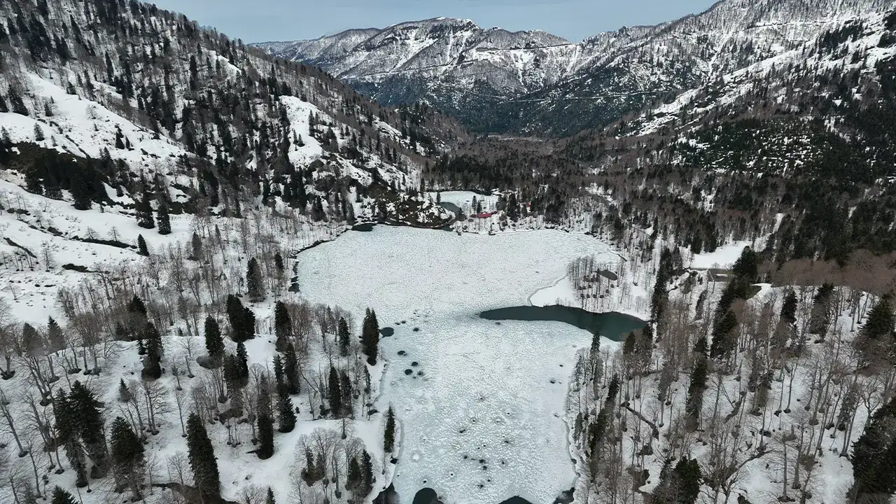 Karagöl’de kar kalınlığı 2 metreyi buldu, ziyaretler başladı