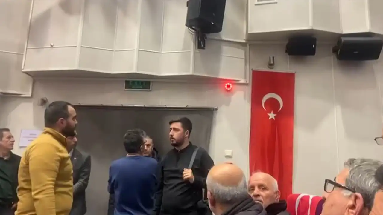 Trabzon’da Ak Parti toplantısında yangın alarmı!