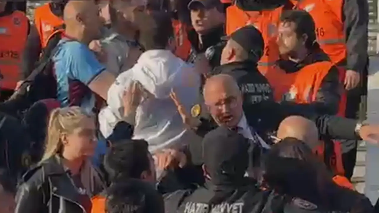 Trabzonspor tribününe girmeye çalışan Galatasaray formalı taraftara büyük tepki!