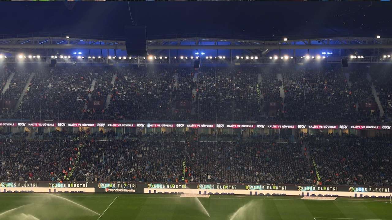 Trabzonspor taraftarı Galatasaray karşısında görevini yaptı! Kapalı gişe...