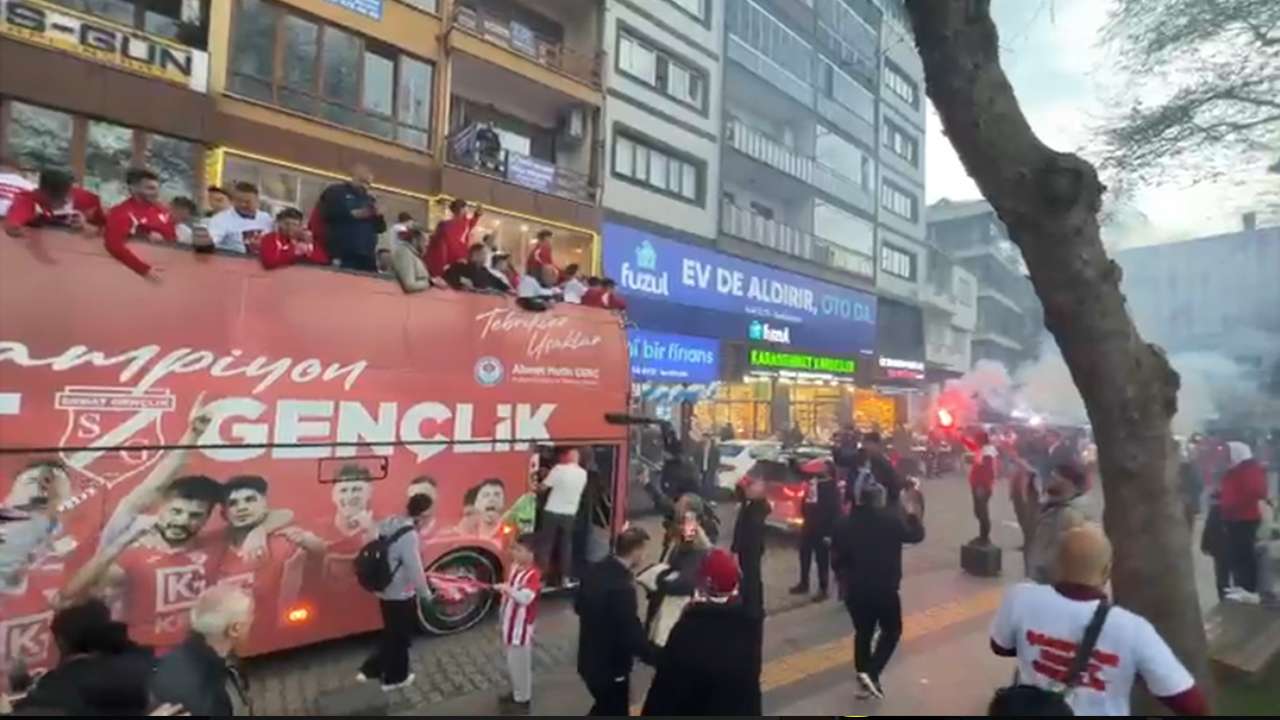 Akçaabat’ta şampiyonluk gecesi: Sebat Gençlik Spor sokaklara sığmadı