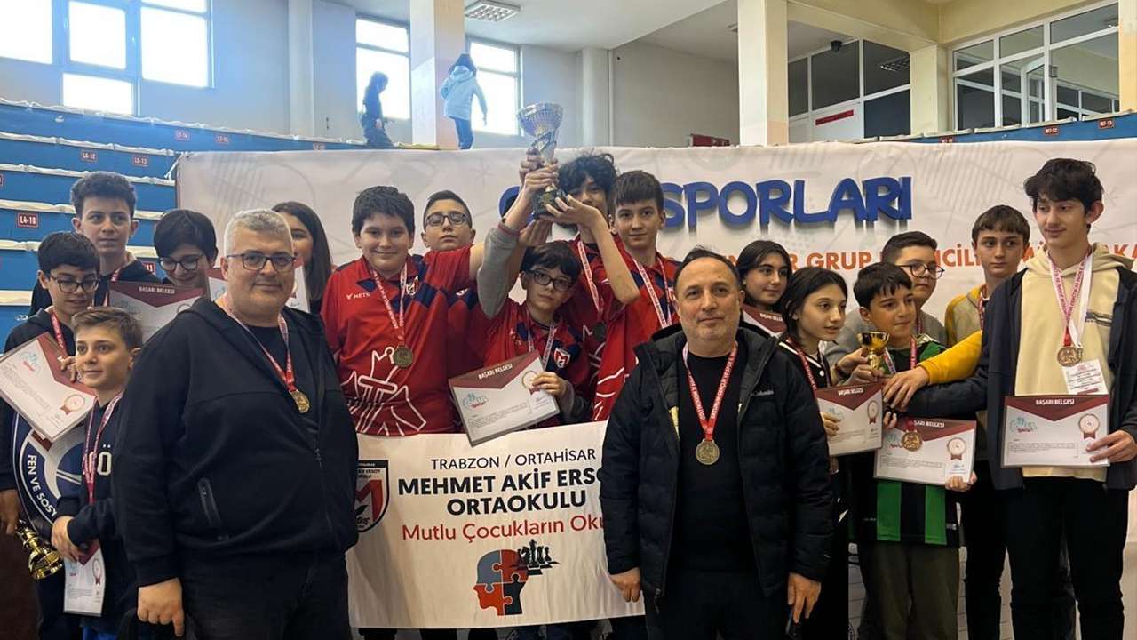Trabzon Mehmet Akif Ersoy Ortaokulu Satrançta bölge şampiyonu oldu