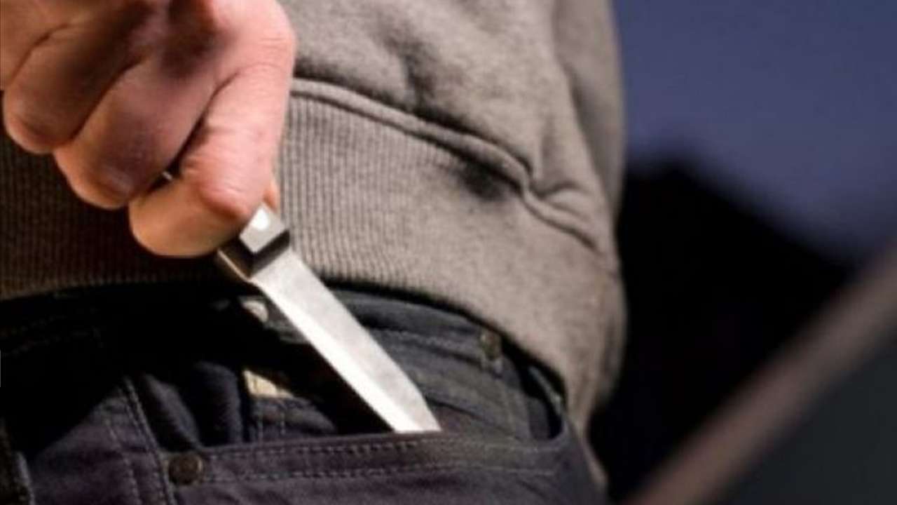 Bıçaklı kavgayı ayırmak isteyen 2 Polise çirkin saldırı