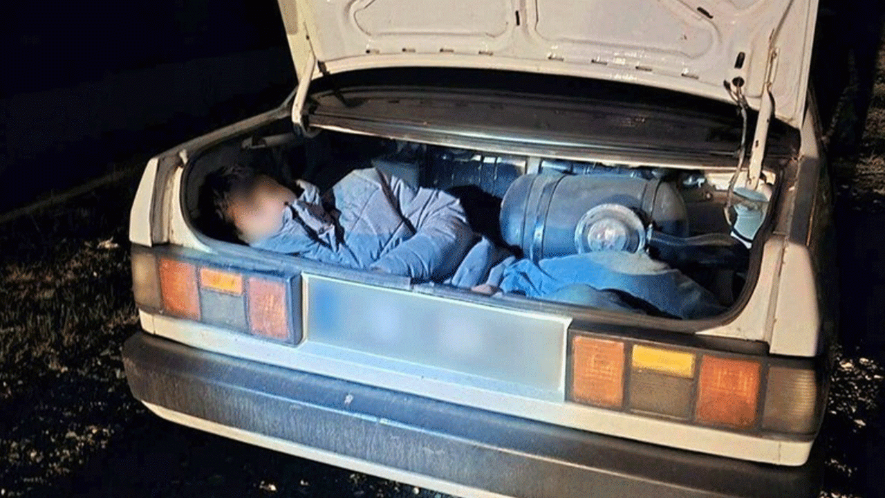 Bölgemizde araç bagajından kaçak göçmen çıktı