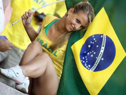 Kadın taraftarı öpen futbolcuya...