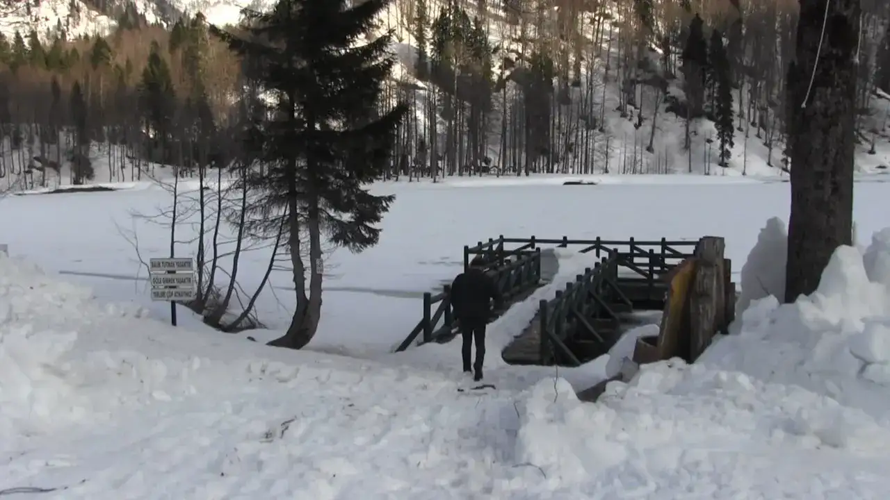 Artvin’de Karagöl buz tuttu: Kartpostallık manzaralar oluştu