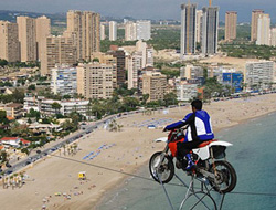 186 metre yükseklikte takılıp kaldı