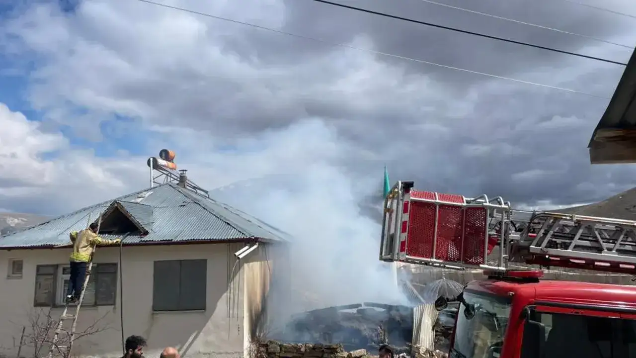 Bayburt’ta ahır yangını eve sıçramadan söndürüldü