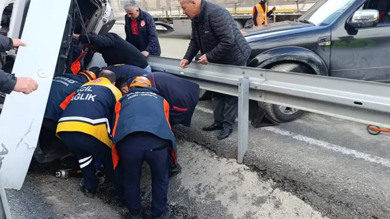 Trabzon plakalı tır Gümüşhane’de devrildi: Sürücü yaralı