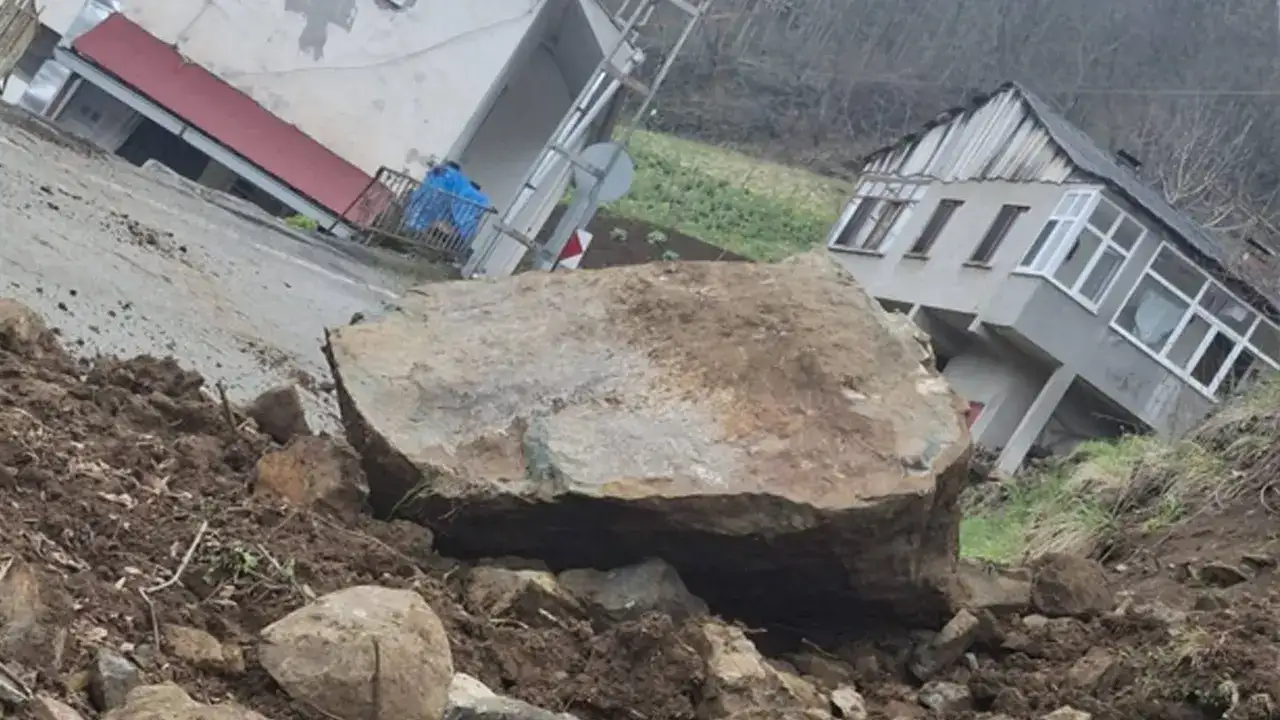 Şalpazarı’nda heyelan: Karayolu ulaşıma kapandı