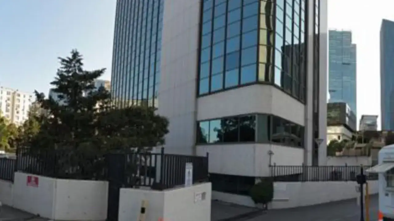 İstanbul'daki İsrail Konsolosluğu'nun  önünde silah sesleri