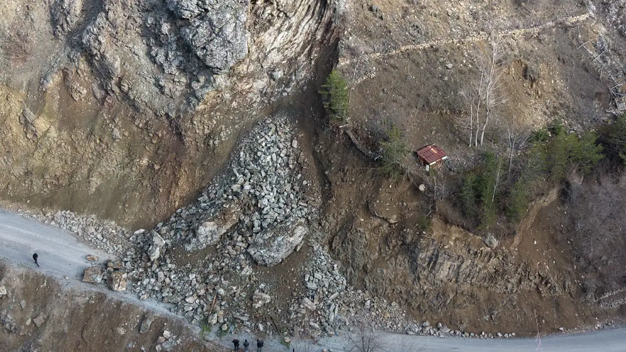 Gümüşhane Torul’da heyelan: 2 köy yolu ulaşıma kapandı