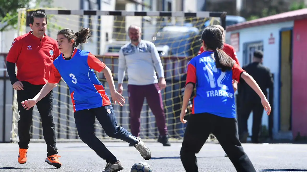 Ortahisar Belediyesi, futsal şampiyonu Ata Ortaokulu’na malzeme desteği sağladı