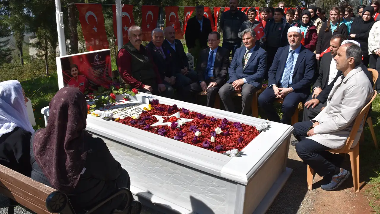 Trabzon’da şehit pilot Burak Gençcelep kabri başında anıldı