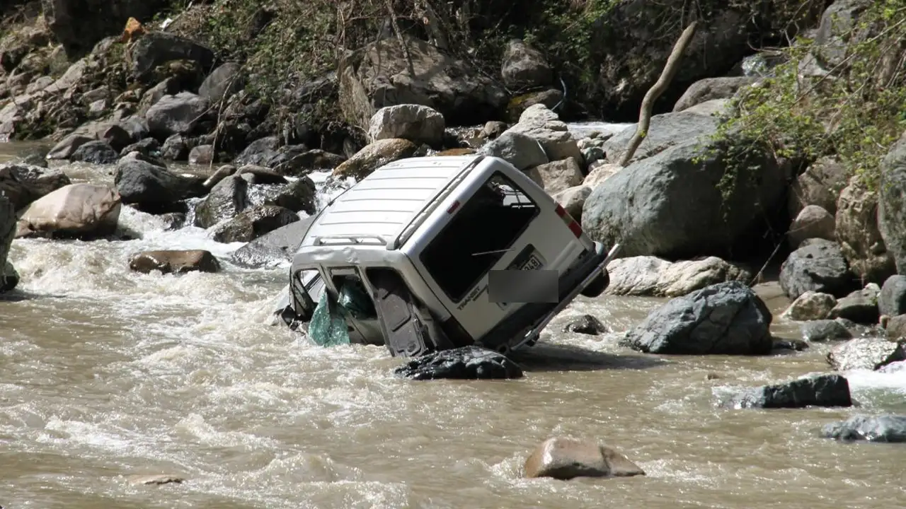 Giresun'da araç dereye uçtu: Sürücünün cenazesi 3 kilometre uzakta bulundu