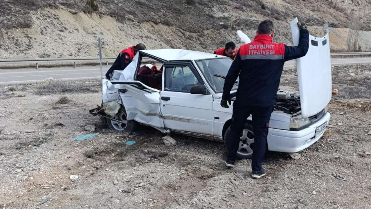 Erzurum yolunda kaza: Trabzon plakalı tır otomobile arkadan çarptı